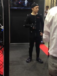 モーションキャプチャーの展示.バスケットボールと人の位置をリアルタイムで取り,HMDを付けててもパスし合える.